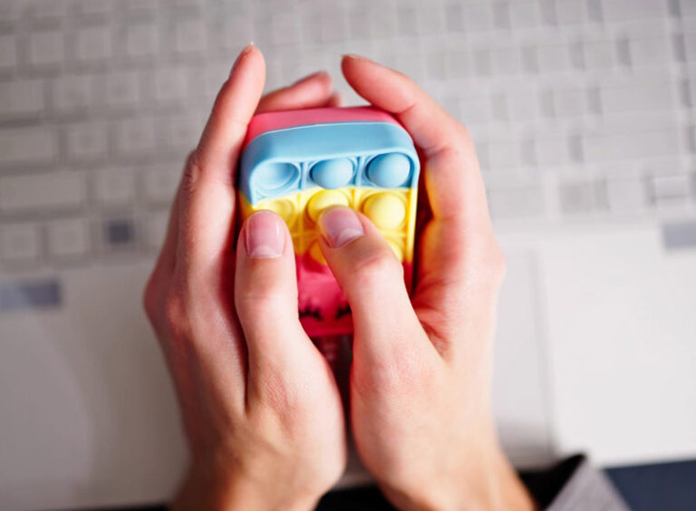 small toy to keep busy or do things in order